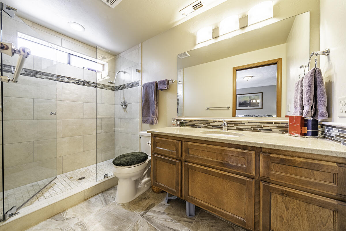 2208 Ridge Way Medford, OR 97504 - Photo 5 of 24 5