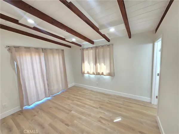 a view of empty room with window
