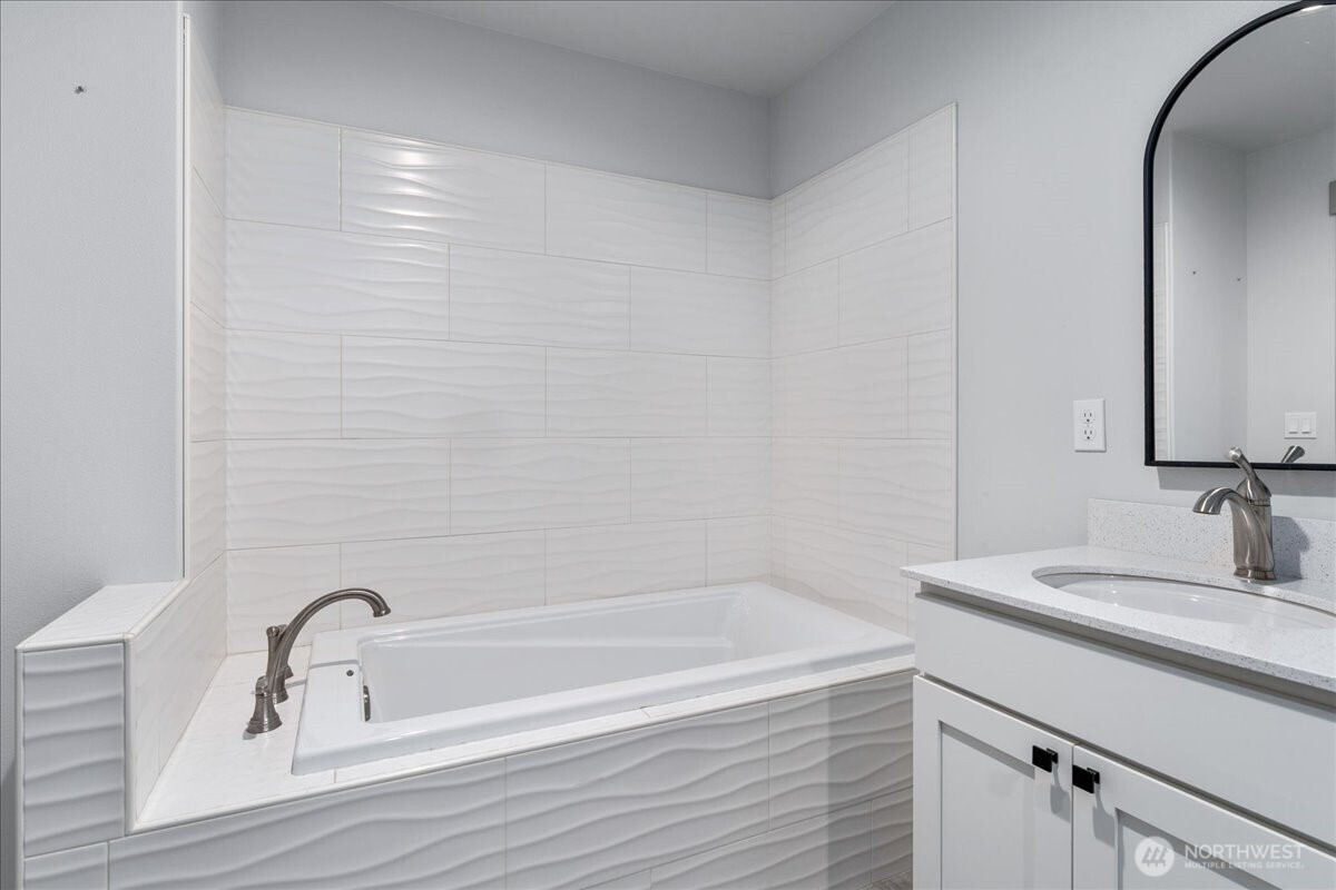 9978 Saska Way Entiat, WA 98822 - Photo 19 of 35 a bathroom with a bathtub sink vanity and mirror