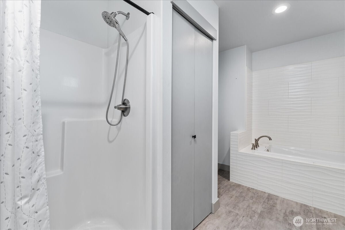 9978 Saska Way Entiat, WA 98822 - Photo 20 of 35 a bathroom with a bathtub and a shower