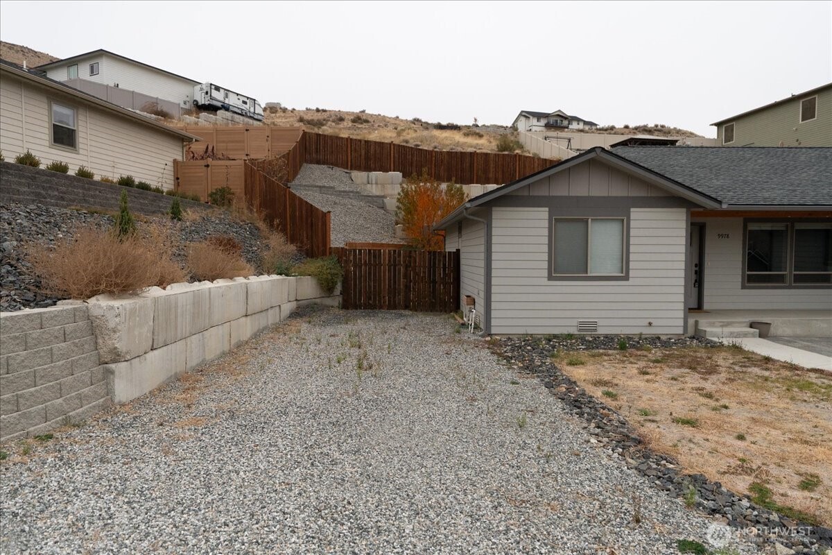 9978 Saska Way Entiat, WA 98822 - Photo 29 of 35 a view of a house with a bed and a couch