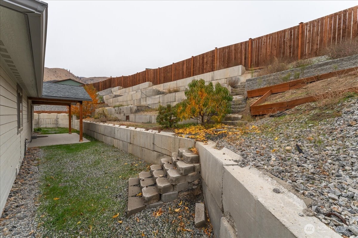 9978 Saska Way Entiat, WA 98822 - Photo 30 of 35 a view of a yard with wooden fence