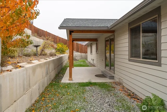 a view of a pathway both side of house