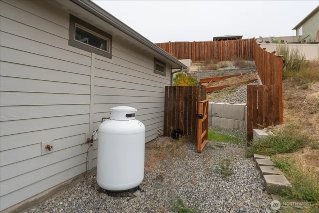 a view of a backyard