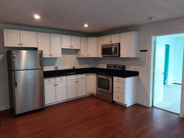$1,900 | 7 Autumn Leaf Drive, Unit 3, Nashua, NH 03060
