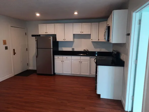 $1,900 | 7 Autumn Leaf Drive, Unit 3, Nashua, NH 03060