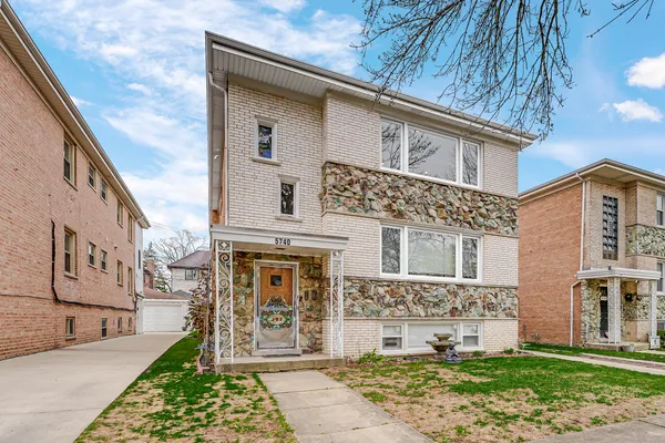$2,500 | 5740 North Lowell Avenue, Unit 2, Chicago, IL 60646