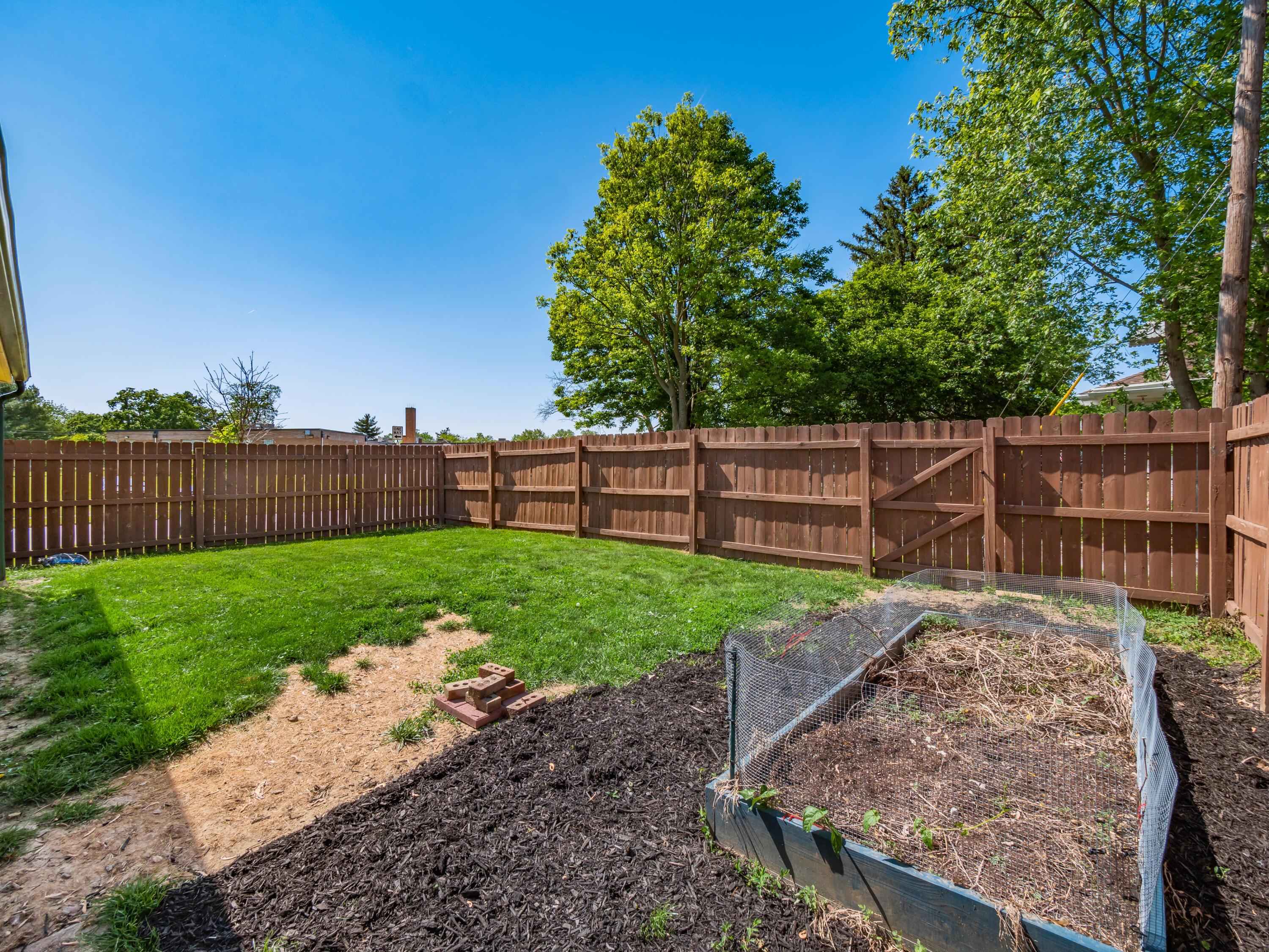 3032 Wicklow Road Columbus, OH 43204 - Photo 27 of 34 PRIVACY FENCE ALL AROUND REAR YARD.