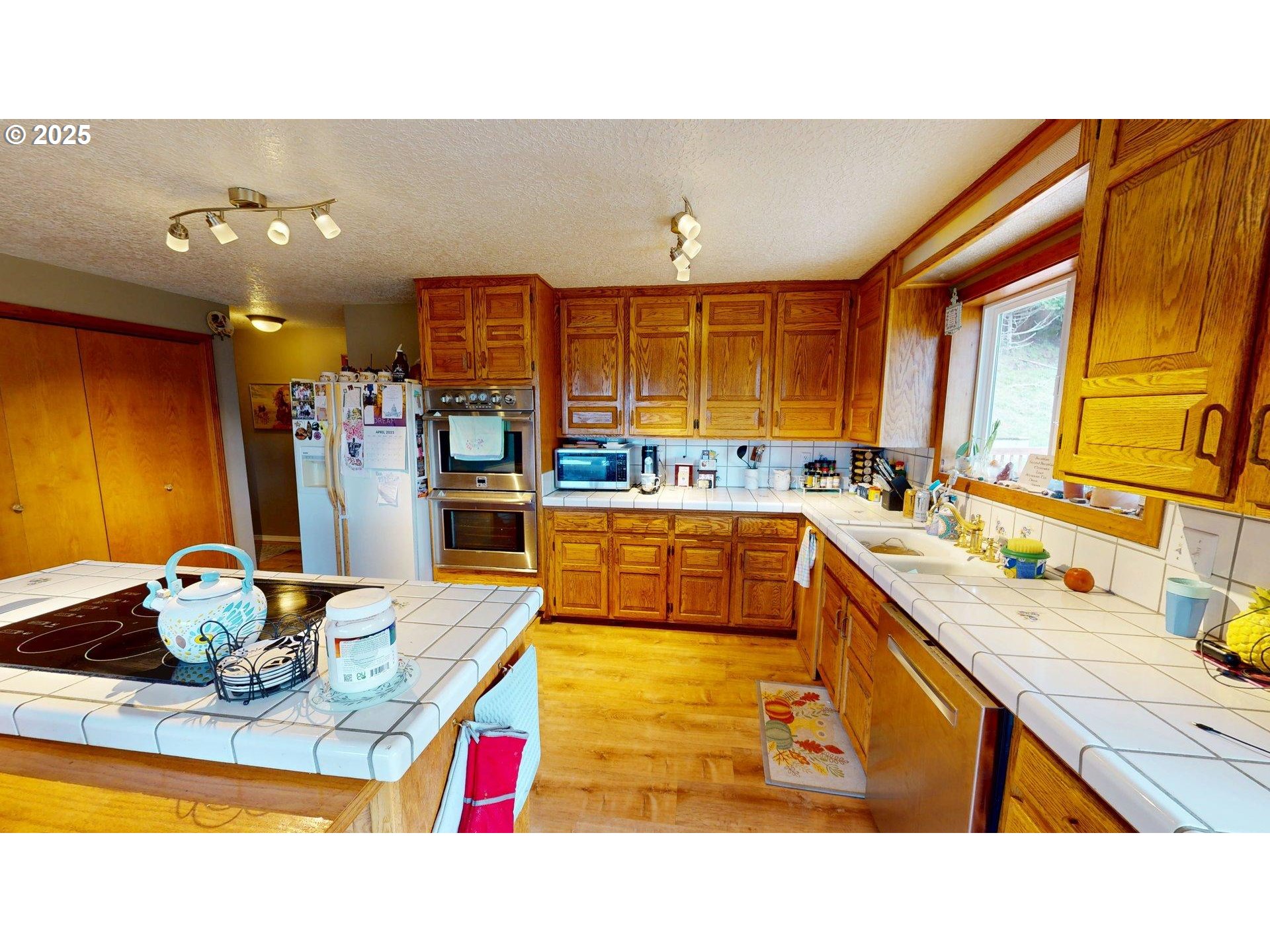 96512 Martin Ranch Road Brookings, OR 97415 - Photo 14 of 42 Owner's Suite Bedroom