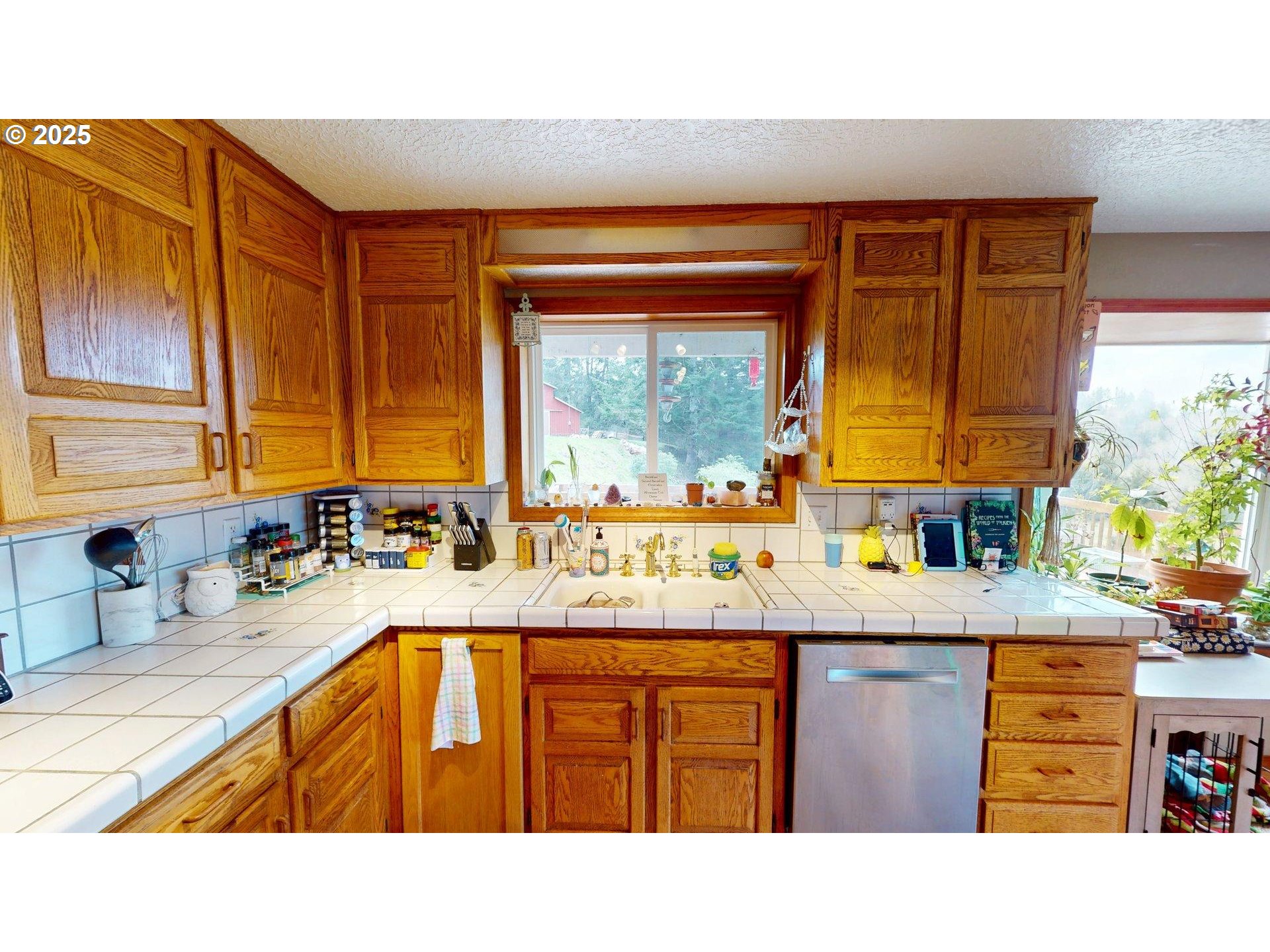 96512 Martin Ranch Road Brookings, OR 97415 - Photo 15 of 42 Owner's Suite Bathroom