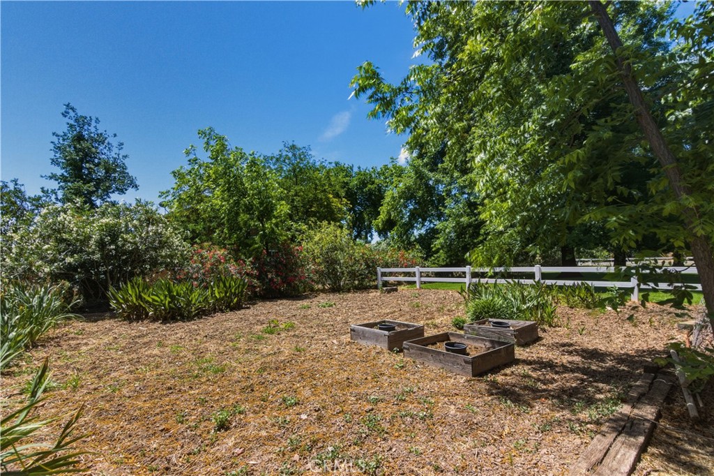 3856 North Gardner Avenue Merced, CA 95340 - Photo 55 of 59 a backyard of a house with lots of green space