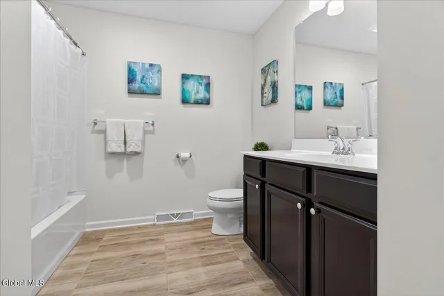 $469,900 | 8 A Macoun Drive, Halfmoon, NY 12065