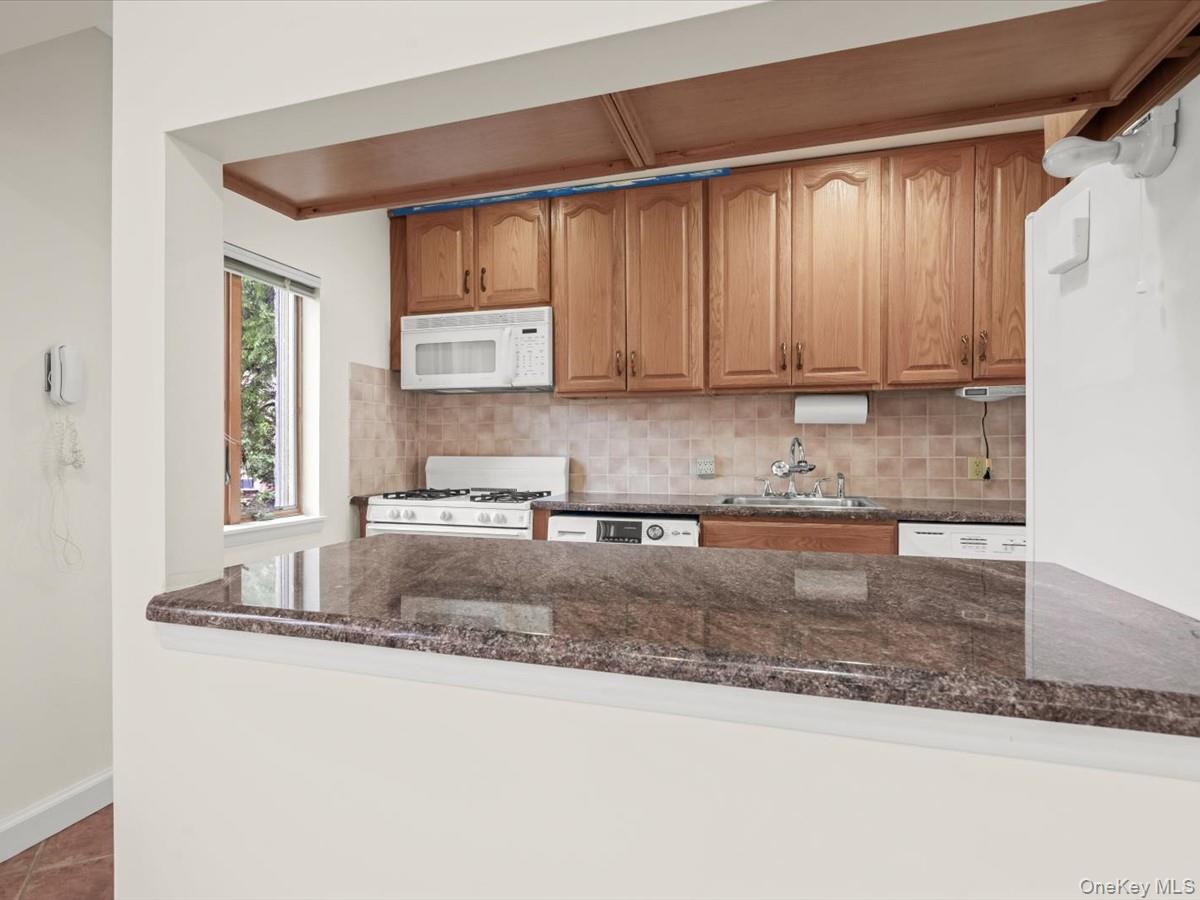 215 Middle Neck Road, Unit 3A BUILDING 8 Great Neck, NY 11021 - Photo 8 of 23