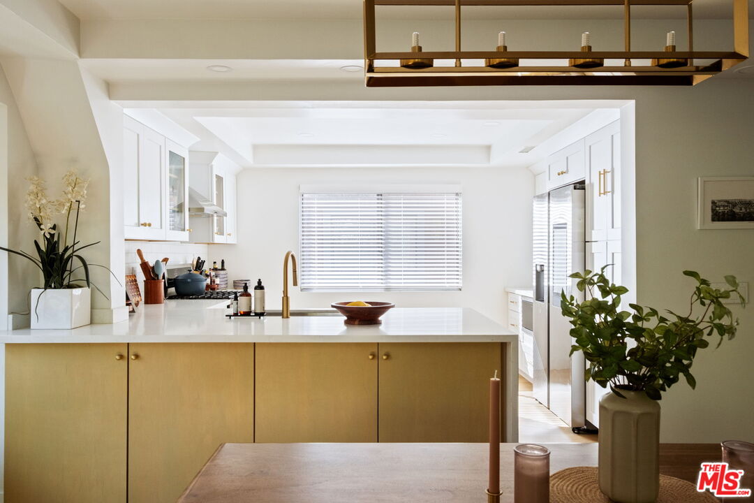 207 South Oakland Avenue, Unit A Pasadena, CA 91101 - Photo 13 of 41 a bathroom with a sink a potted plant and a mirror