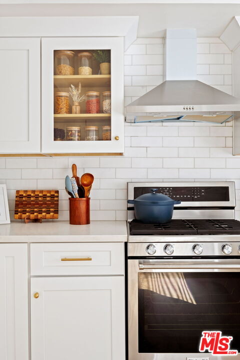207 South Oakland Avenue, Unit A Pasadena, CA 91101 - Photo 19 of 41 a kitchen with a stove and a microwave