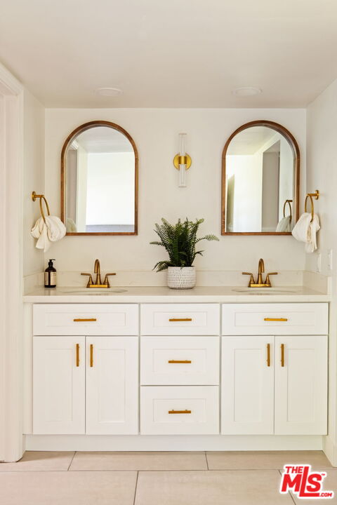 207 South Oakland Avenue, Unit A Pasadena, CA 91101 - Photo 24 of 41 a bathroom with sink mirror and vanity