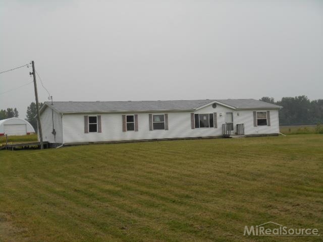 14627 Donald Road Capac, MI 48014 - Photo 6 of 16 31183899-5.JPG