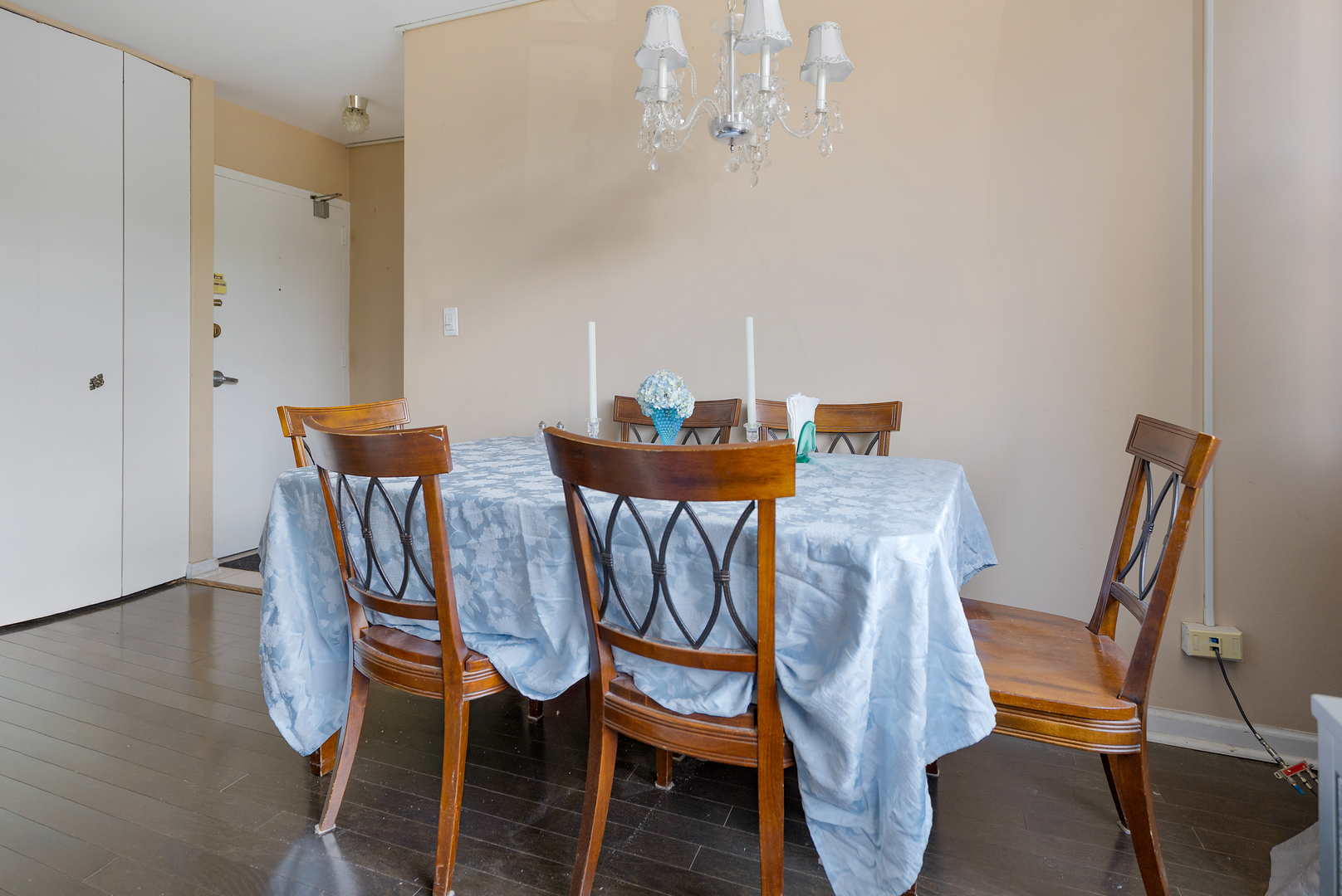 6301 North Sheridan Road, Unit 3A Chicago, IL 60660 - Photo 6 of 22 a view of a dining room with furniture and wooden floor