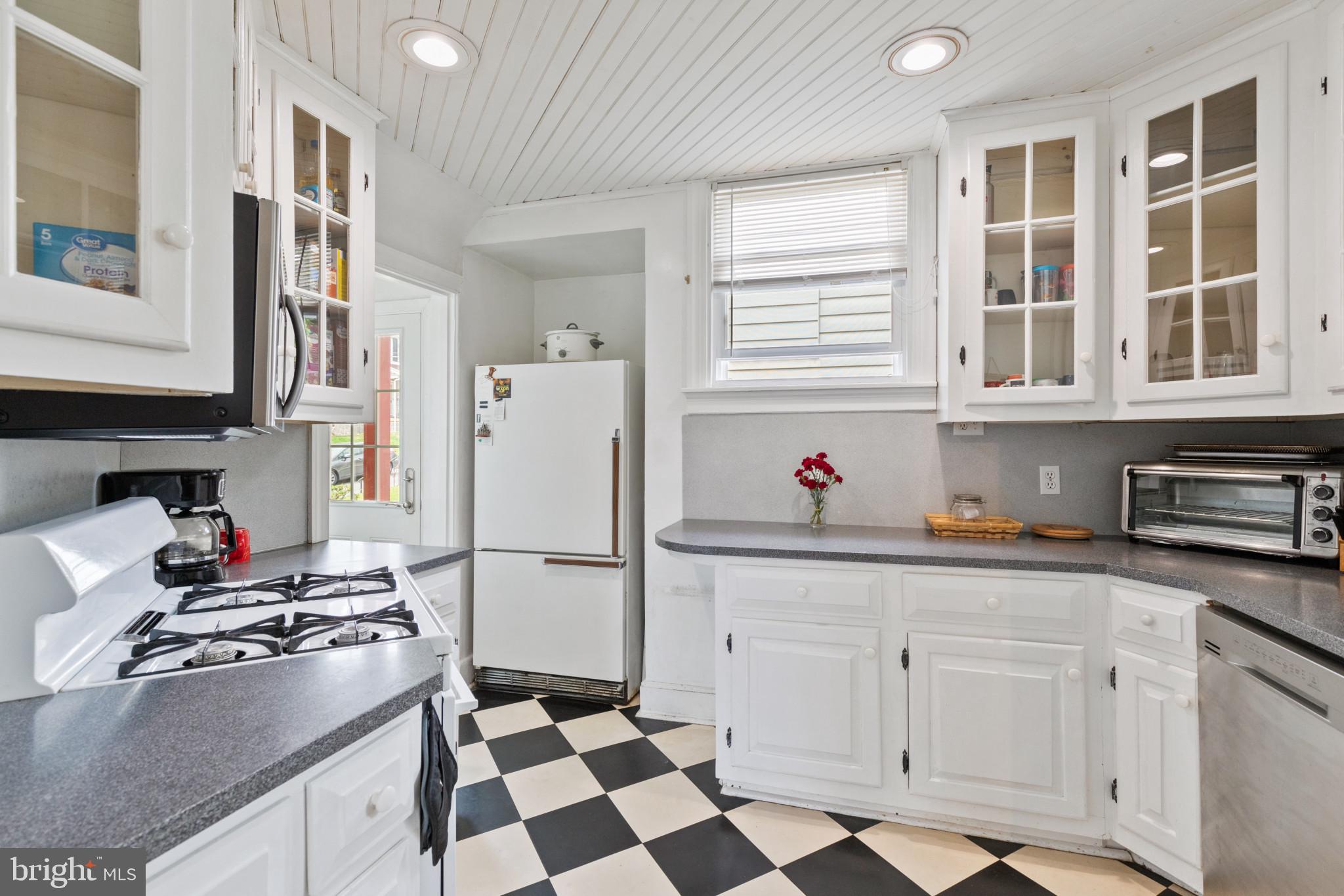 236 Endlich Avenue Reading, PA 19606 - Photo 9 of 25 Kitchen (angle3)