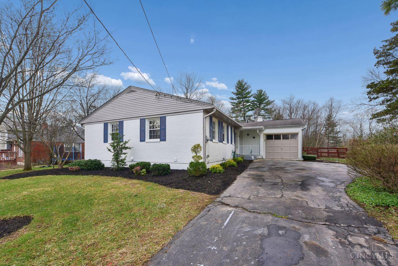 357 Meadowcrest Road Cincinnati, OH 45231 - Photo 3 of 61