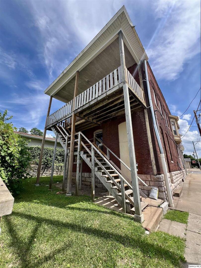 801 Monroe Street Quincy, IL 62301 - Photo 14 of 34 front view of house with a yard