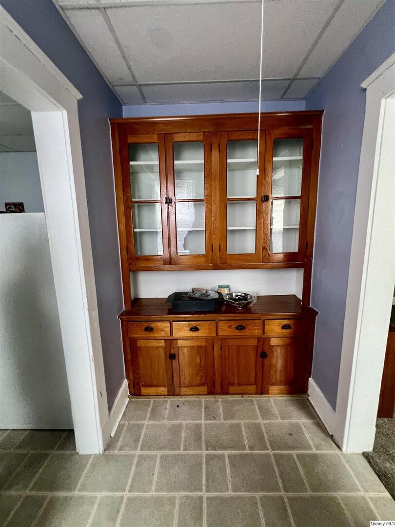 801 Monroe Street Quincy, IL 62301 - Photo 25 of 34 a room with windows and furniture