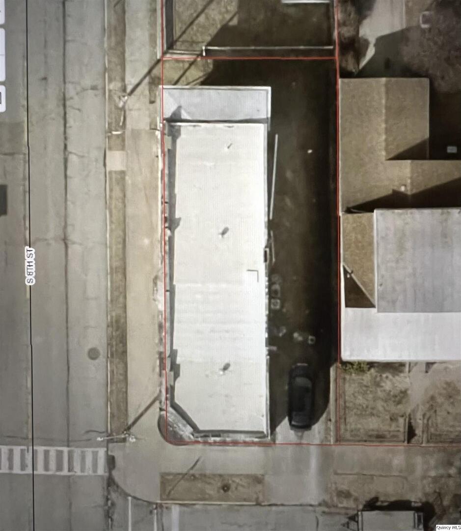 801 Monroe Street Quincy, IL 62301 - Photo 34 of 34 a bathroom with a glass shower door