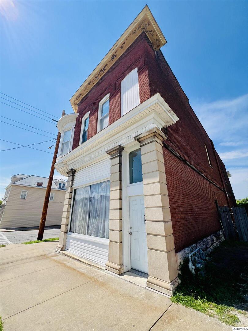 801 Monroe Street Quincy, IL 62301 - Photo 5 of 34 a view of a house with a door