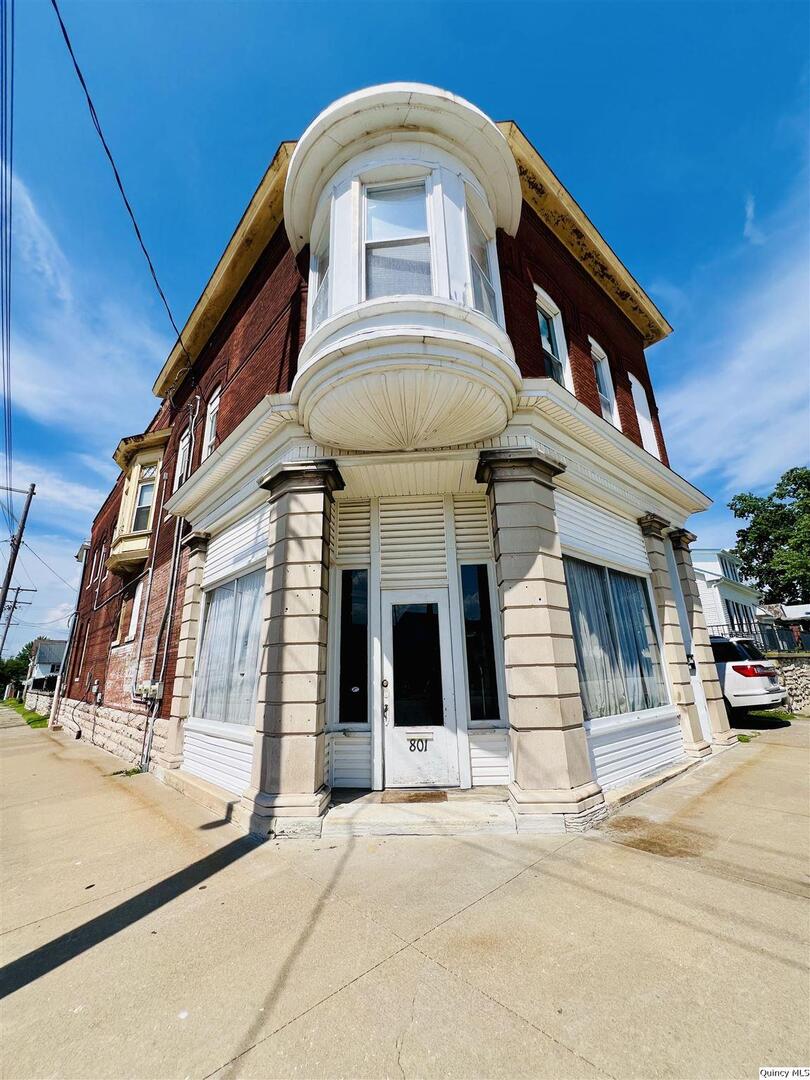 801 Monroe Street Quincy, IL 62301 - Photo 6 of 34 a view of a house with a street