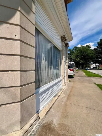 a view of the entrance of the house