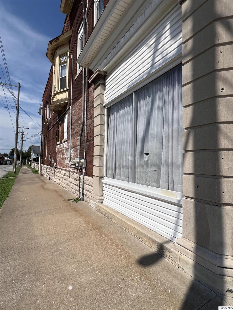 801 Monroe Street Quincy, IL 62301 - Photo 9 of 34 a view of the entrance of the house