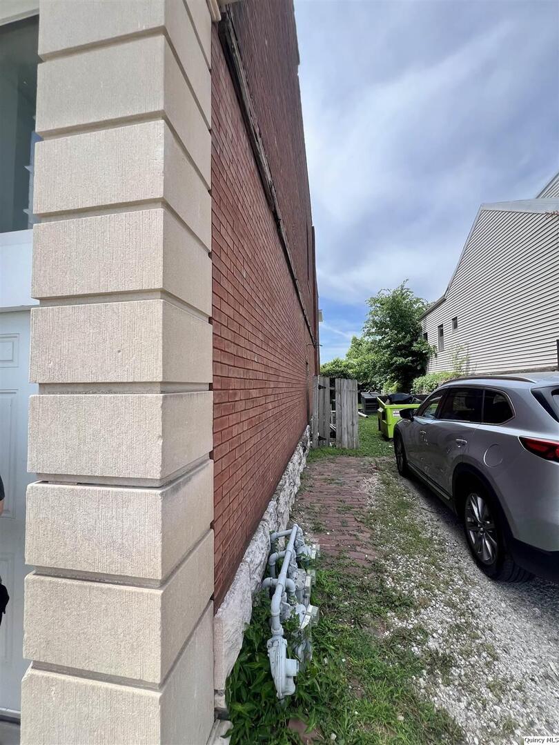 801 Monroe Street Quincy, IL 62301 - Photo 10 of 34 a view of a car in front of a house