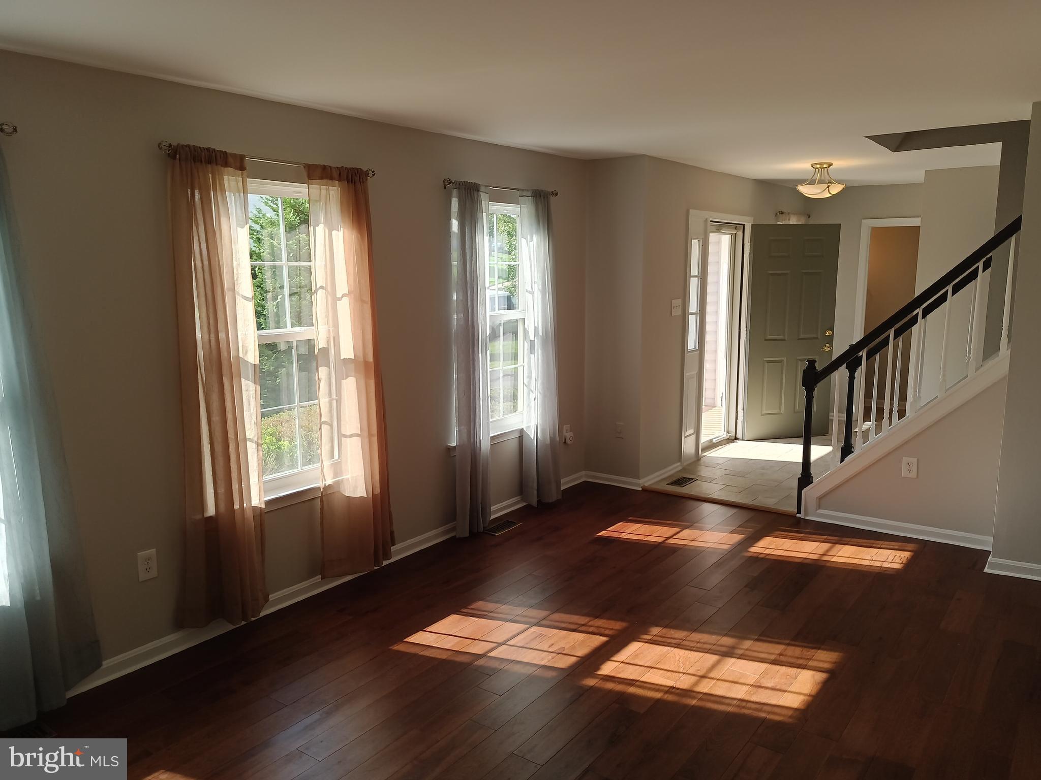 345 Silver Ridge Drive Sterling, VA 20164 - Photo 4 of 36