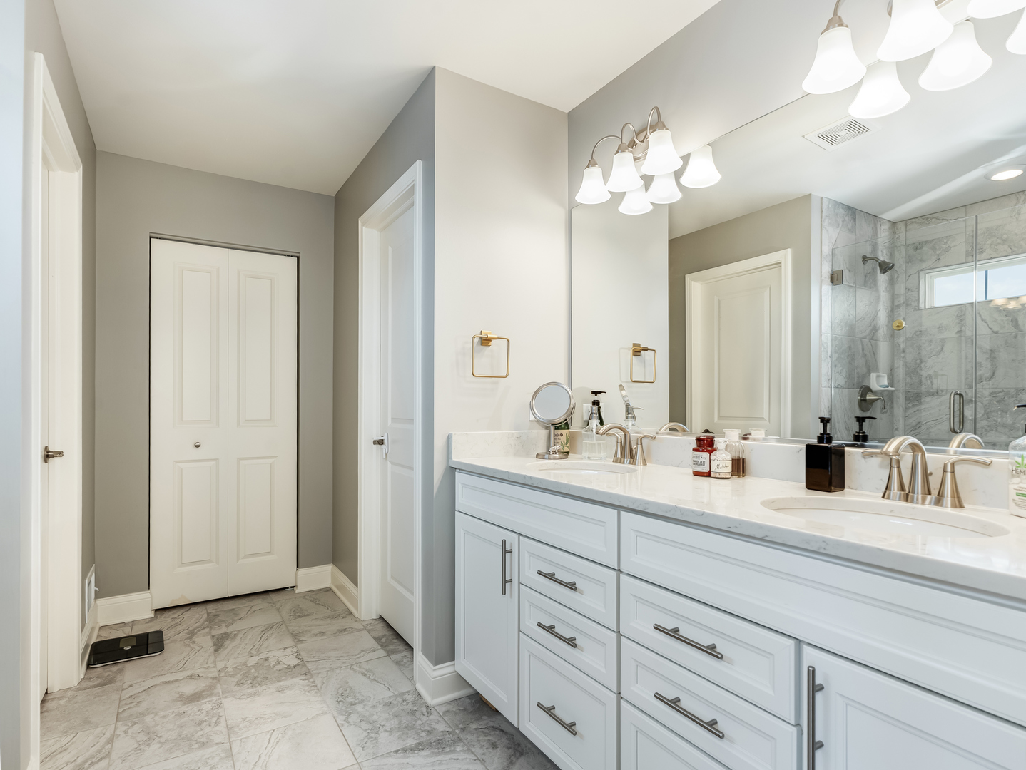 707 Long Ridge Trail Minooka, IL 60447 - Photo 23 of 39 a bathroom with double sink and a mirror