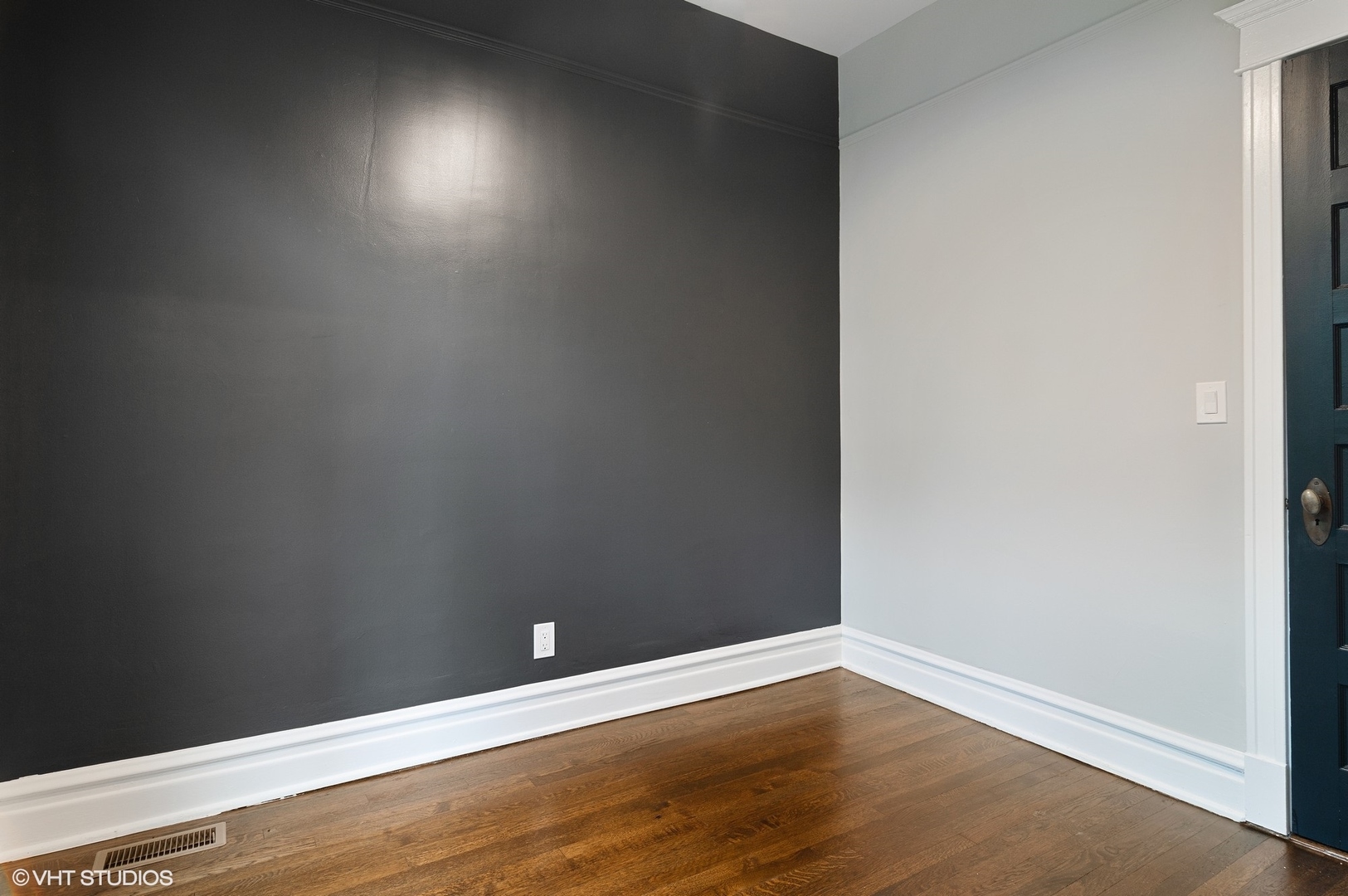 1211 West Addison Street, Unit 2 Chicago, IL 60613 - Photo 9 of 16 a view of an empty room