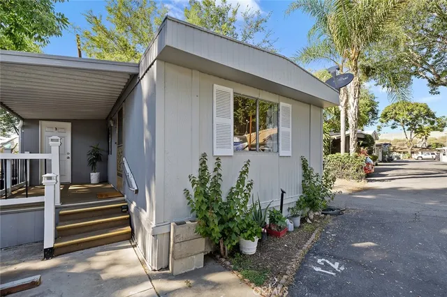 a view of a house with backyard and plants