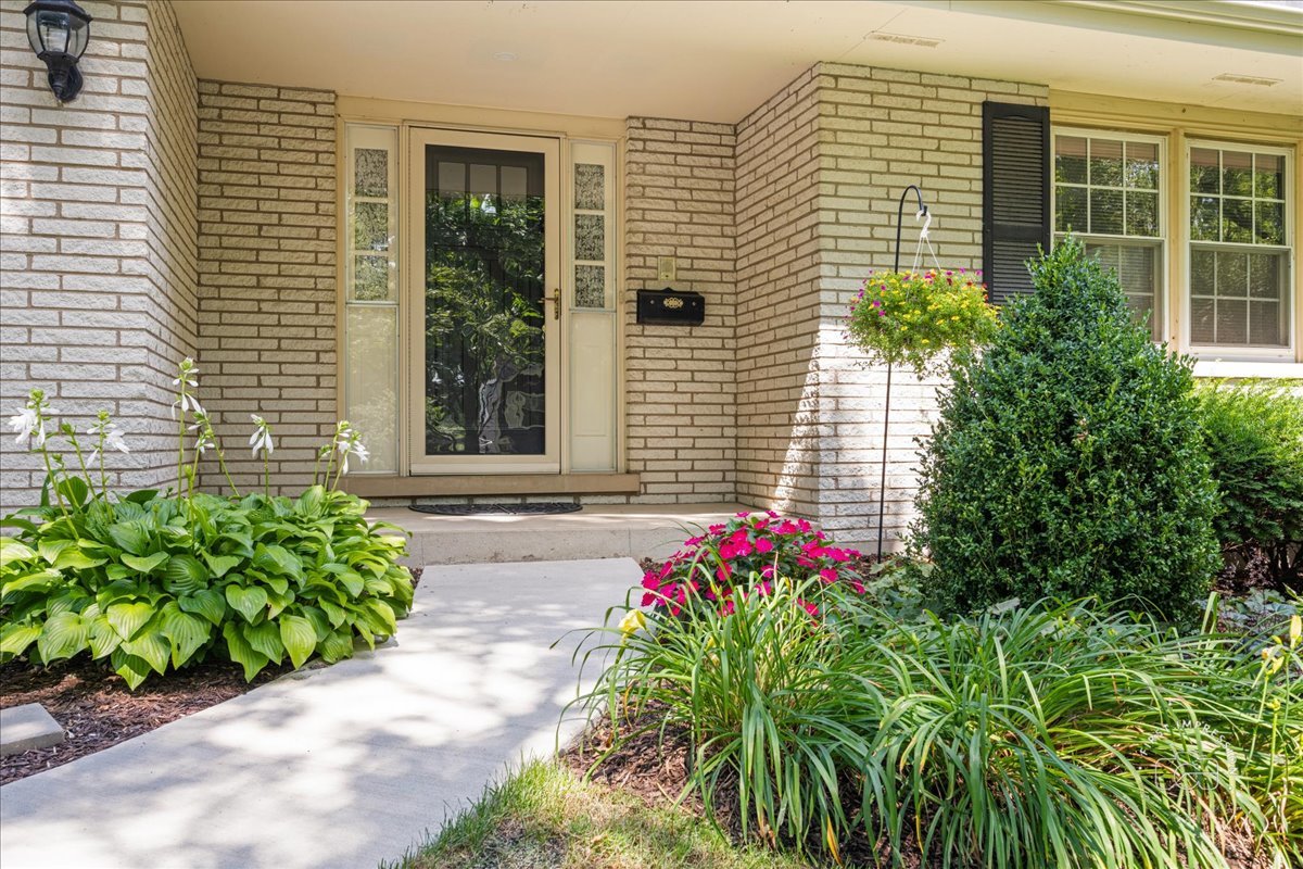 77 Bluebird Lane Naperville, IL 60565 - Photo 2 of 27