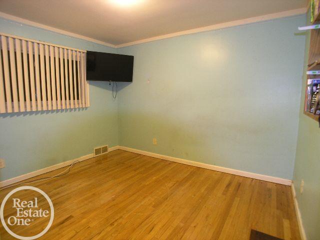 18011 Winsome Road Fraser, MI 48026 - Photo 17 of 38 50097694-16.JPG