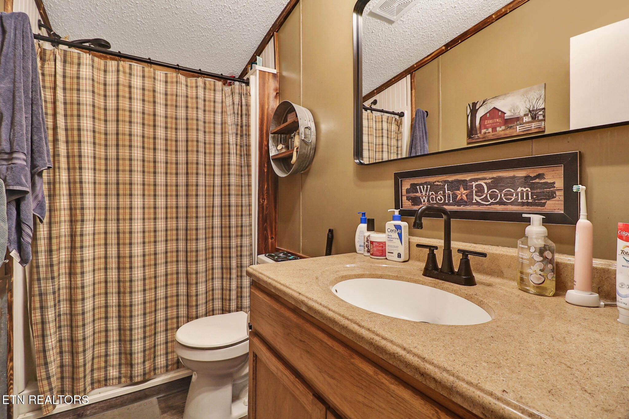 2272 Midway Road Crossville, TN 38572 - Photo 20 of 40 Bathroom