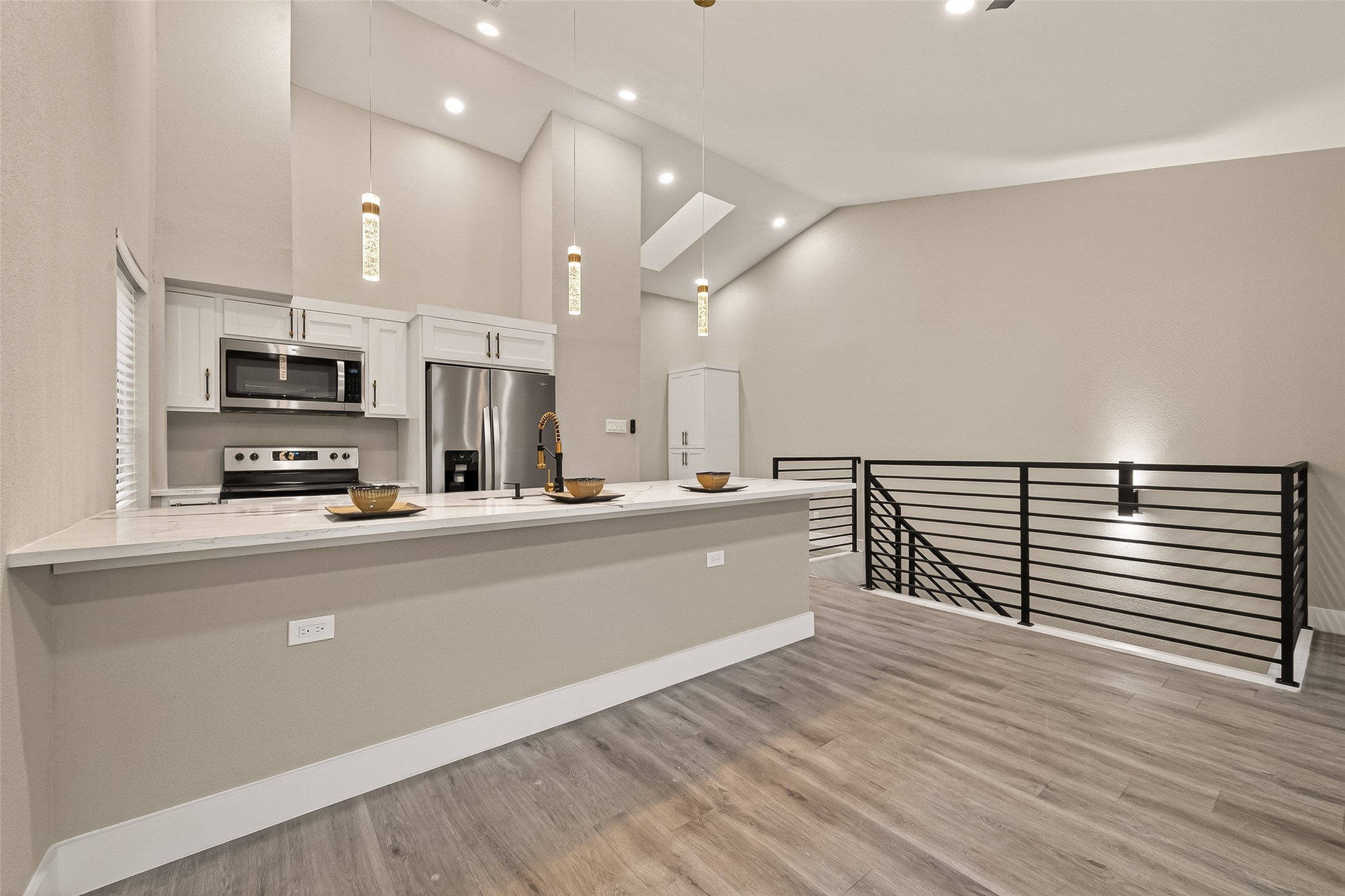 6750 Sands Point Drive Houston, TX 77074 - Photo 16 of 39 Oversize counter height breakfast bar with beautiful Quartz counters.