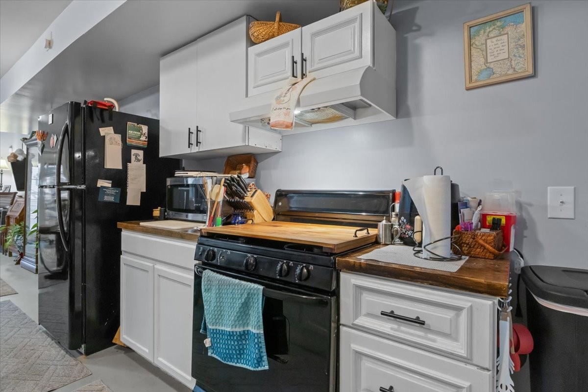 307 Crestview Drive Dickson, TN 37055 - Photo 42 of 61 a kitchen with stainless steel appliances granite countertop a stove and a refrigerator