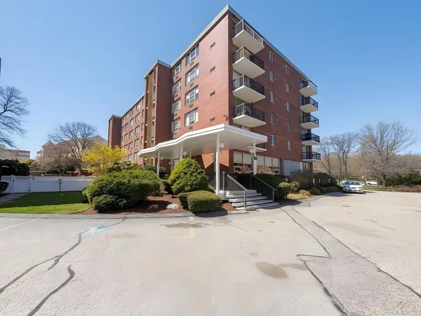 $2,700 | 20 Hammond Pond Parkway, Unit 402, Newton, MA 02467