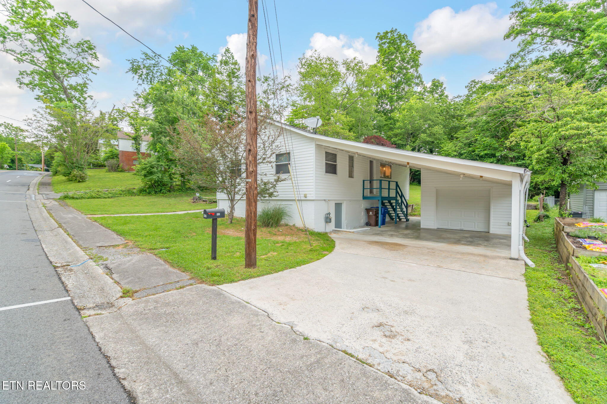 402 Michigan Avenue Oak Ridge, TN 37830 - Photo 2 of 39 2-web-or-mls-402 Michigan Ave-3