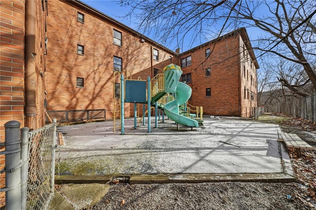 121 Locust Street Ambridge, PA 15003 - Photo 8 of 38