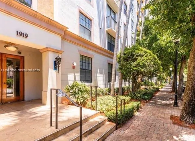 $2,000 | 1919 Van Buren Street, Unit 212A, Hollywood, FL 33020
