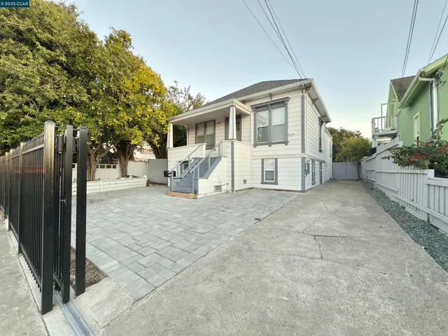 a view of a house with a backyard