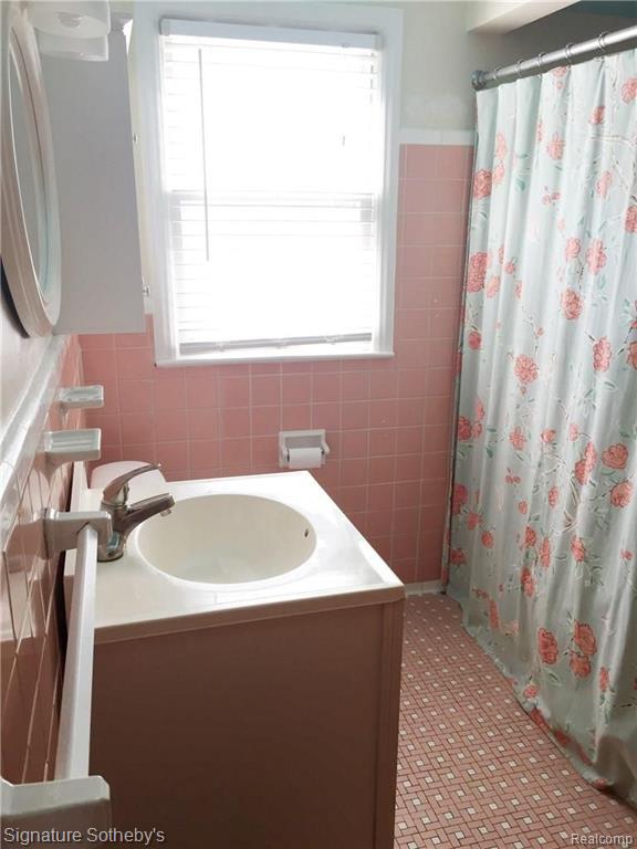 1069 Cambridge Road Berkley, MI 48072 - Photo 11 of 22