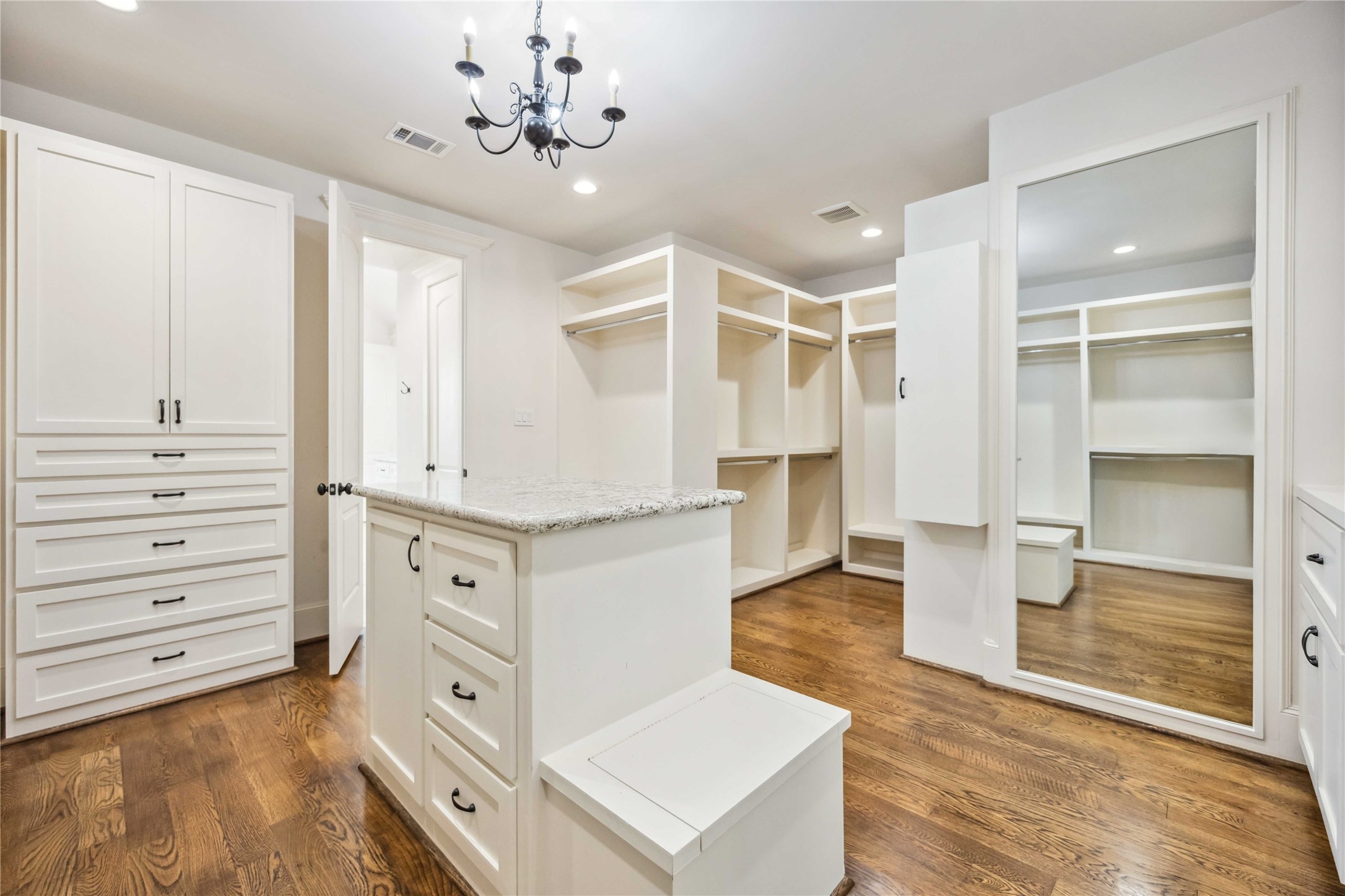 215 Malone Street Houston, TX 77007 - Photo 28 of 48 Primary Custom Closet