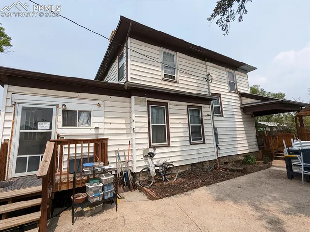 a view of a back yard of the house