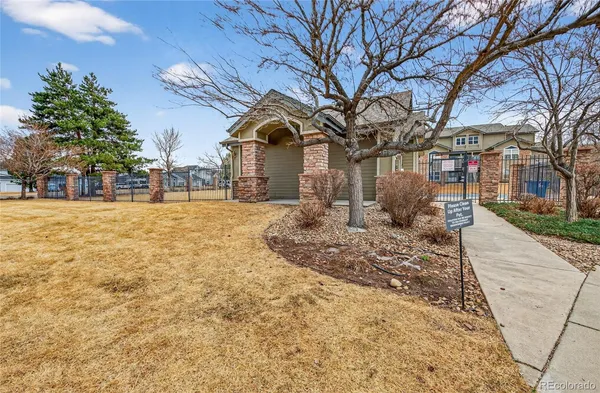 a view of a yard with a house